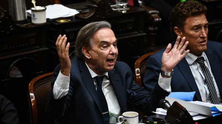 El Gobierno insistirá con las privatizaciones mientras los diputados dialoguistas exigen un pronunciamiento público