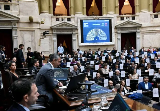 Diputados aprobó suba de jubilaciones con apoyo opositor y Milei lo calificó de “demagogia populista”