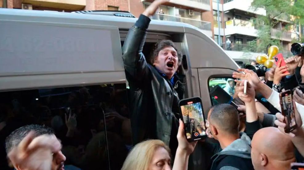 Milei encabezó una multitudinaria caravana en Córdoba y llamó a “no rendirse” en la batalla cultural