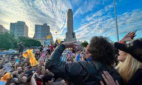 Milei cierra su campaña nacional en Rosario con todo su Gabinete y los candidatos de La Libertad Avanza
